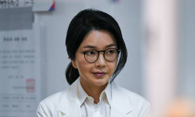 김건희 여사가 지난 3일 서울 서초구 원명초등학교에 마련된 서초구 제3투표소에서 투표를 하기 위해 줄을 서 있다. 공동취재사진