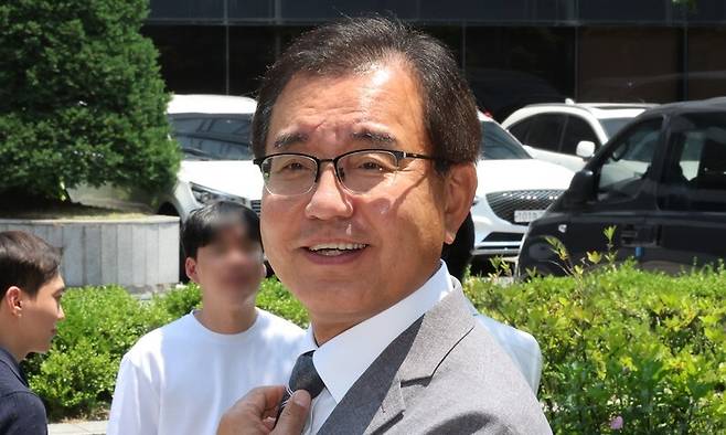 채상병 순직사건 외압 의혹 수사하는 이명현 특별검사가 19일 서울 서초구 사무실에서 나오고 있다. 정용일 선임기자 yongil@hani.co.kr