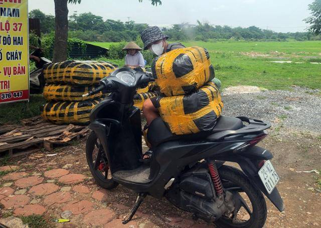 13일 베트남 하노이 닌히엡 시장 인근에서 한 상인이 정부 단속을 피해 물품을 옮기고 있다. 하노이=허경주 특파원