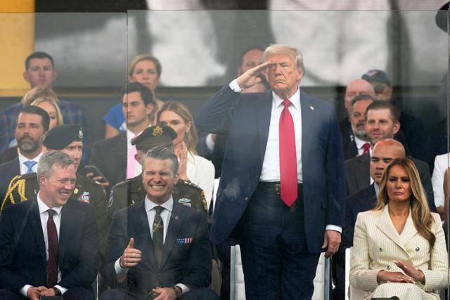 도널드 트럼프 미국 대통령이 14일 자신의 생일에 워싱턴에서 열린 미 육군 창설 250주년 기념식에서 경례하고 있다. 워싱턴=AP 연합뉴스