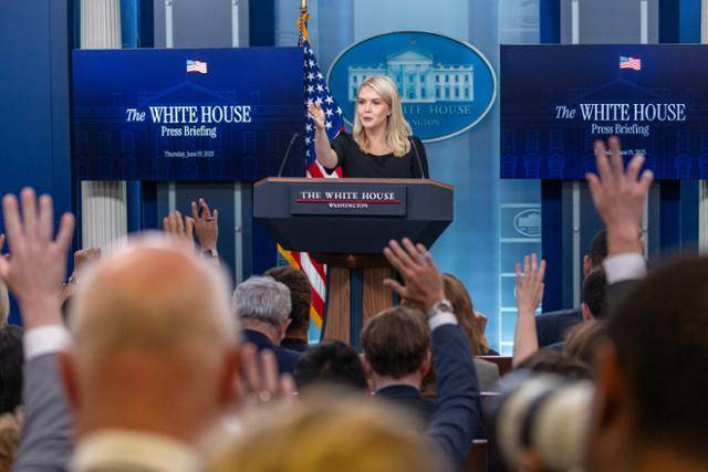 캐럴라인 레빗 백악관 대변인이 19일 미국 워싱턴 백악관 브리핑룸에서 도널드 트럼프 대통령의 성명을 대독하고 있다. 워싱턴=EPA 연합뉴스