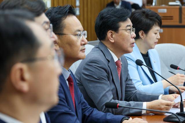 송언석 국민의힘 원내대표가 20일 오전 서울 여의도 국회에서 열린 원내대책회의에 참석해 모두 발언하고 있다. 뉴스1