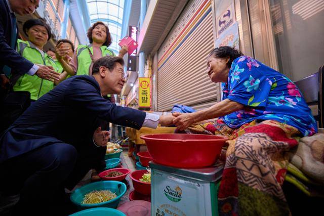이재명 대통령이 20일 울산 울주군 언양알프스시장을 방문해 상인과 손을 맞잡으면서 인사를 나누고 있다. 대통령실 제공