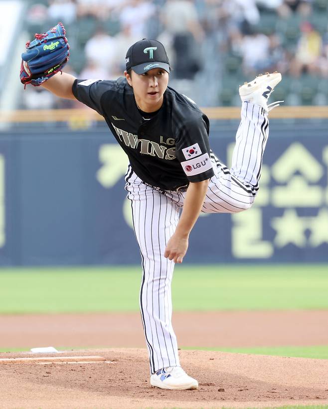 19일 오후 잠실야구장에서 열린 2025 프로야구 NC와 LG 경기. LG 선발 최채흥이 힘차게 공을 뿌리고 있다. 잠실=정시종 기자 capa@edaily.co.kr /2025.06.19.