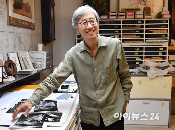 '2025년도 제35회 삼성호암상' 예술상을 수상한 구본창 사진작가가 지난 17일 성남시 분당구 스튜디오9에서 아이뉴스24와 인터뷰를 하고 있다. [사진=곽영래 기자]