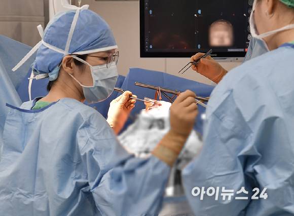 국내 뇌질환 의료기기 개발기업 지브레인(Gbrain)이 한국 최초로 뇌이식 의료기기의 임상 이식을 성공적으로 완료해 뇌신경 기술의 상용화 가능성을 본격화하고 있다. 서울대학교병원 신경외과 이은정 교수팀이 지브레인이 개발한 '핀어레이(Phin Array)' 임상 이식 수술을 집도하고 있다. [사진=정소희 기자]