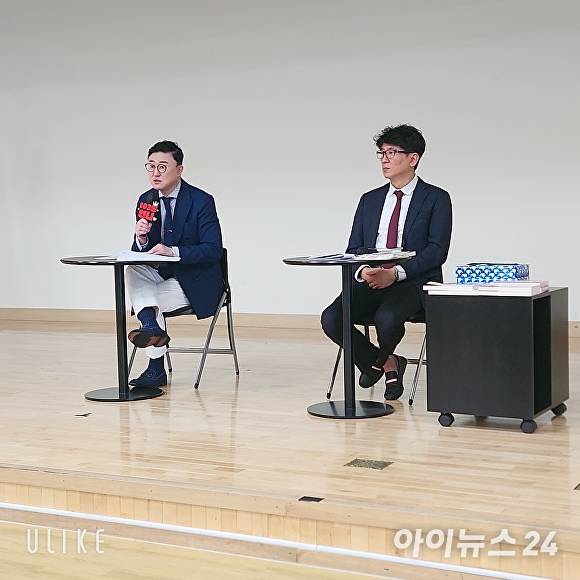 김민호 도의원이 옥정호수도서관3층강당에서 김성곤 교수와 강연을 하고 있다. [사진=이윤 기자.]