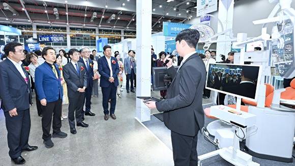 메디엑스포 개막식 참석자들이 라인투어를 펼치고 있다 [사진=대구시]