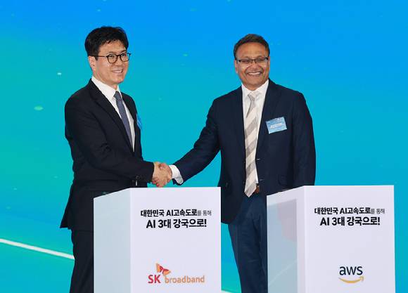 박진효 SK브로드밴드 사장과 아마존웹서비스(AWS) 프라사드 칼야나라만 인프라 총괄 대표가 20일 울산전시컨벤션센터에서 열린 울산 인공지능(AI) 데이터 센터 출범식에서 '울산 AI데이터센터 건립 계약 서명식'을 마친 뒤 악수하고 있다. [사진=연합뉴스/대통령실통신사진기자단]