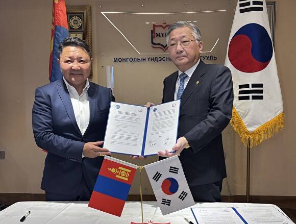 김윤배(오른쪽) 총장이 뭉호바르 몽골민족대학교 이사장과 국제교류 협정을 맺은 뒤 기념 사진을 찍고 있다. [사진=청주대학교]