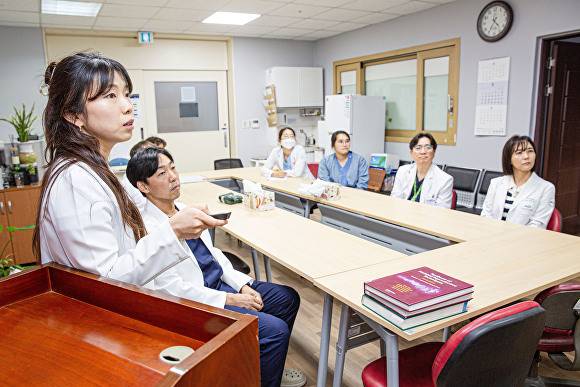 부산대학교병원 심부 침윤성 자궁내막증 다학제 치료 연구회에서 진료과별 협진 치료 방안에 대해 논의하고 있다. [사진=부산대학교병원]