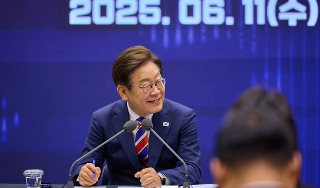 이재명 대통령이 11일 서울 영등포구 한국거래소에서 열린 주식시장 불공정거래 근절을 위한 현장 간담회에서 참석자들의 질문을 듣고 있다. (대통령실)