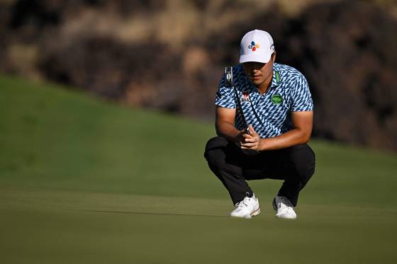 PGA 투어에서 2승을 한 이경훈이 한국에서 재활 치료 중이다. 사진은 지난해 블랙 데저트 챔피언십에서 퍼트 라인을 보는 이경훈. [AFP=연합뉴스]