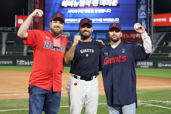 알렉 감보아(가운데)와 그의 형들. 4형제 중 막내인 감보아는 어릴 적부터 형들과 다양한 운동을 하며 자랐다. [사진 롯데 자이언츠]