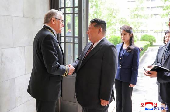 김정은 노동당 총비서의 지난 5월 9일 러시아대사관 방문 당시 조선중앙통신은 김여정 부부장 소식을 일절 보도하지 않았다. 러시아대사관을 방문한 김정은과 딸 주애가 주북한 러시아대사와 인사하고 있다. [조선중앙통신=연합뉴스]