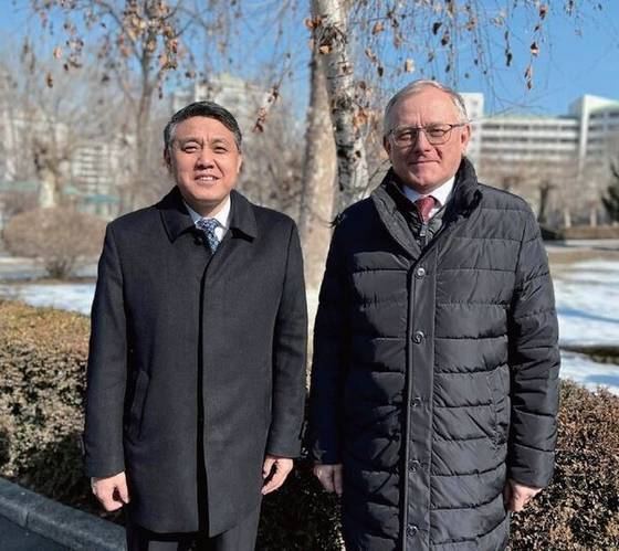지난 2024년 2월 알렉산드르 마체고라 주북한 러시아대사(오른쪽)와 왕야쥔 주북한 중국대사(왼쪽)가 평양에서 조우한 모습. [사진 주북한러시아대사관]