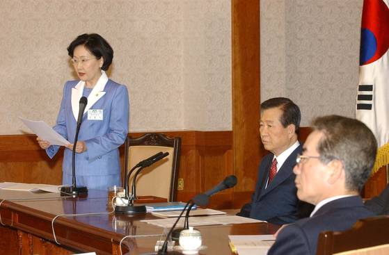 김대중 대통령이 2002년 2월 27일 오전 청와대에서 김명자 환경부장관으로부터 2002년도 환경도 업무보고를 받고 있다. 청와대사진기자단