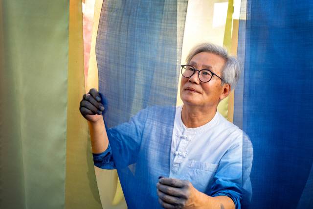 ▲ 쪽물을 들인 천을 바람에 말리는 유상열 염색가.