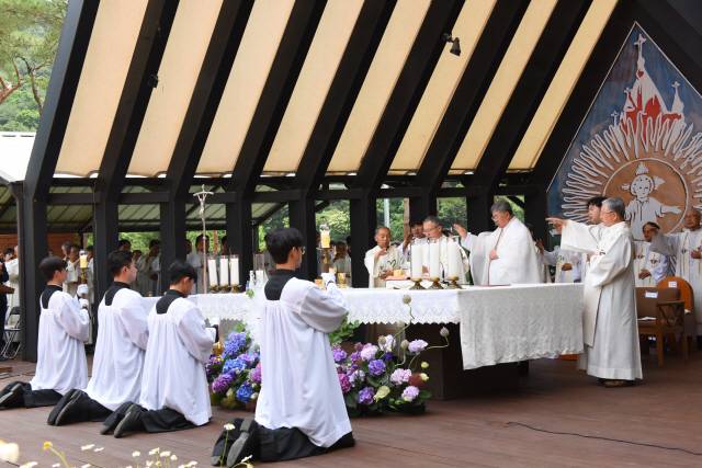 ▲ 올해102회째를 맞은 풍수원성체현양대회가 천주교 춘천교구(교구장 김주영)와  천주교 원주교구(교구장 조규만) 공동 주관으로 19일 횡성 풍수원성당 일대에서 개최됐다.