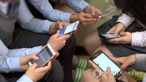 ▲ 스마트폰 사용하는 청소년들 [연합뉴스TV 제공]