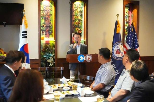 ▲ 육동한 춘천시장과 여성애 워싱턴 한인회장은 19일(현지시간) 오후 워싱턴의 한 레스토랑에서 ‘우호협력과 교류 증진을 위한 업무협약(MOU)’을 체결, 육동한 시장이 인사말을 하고 있다.