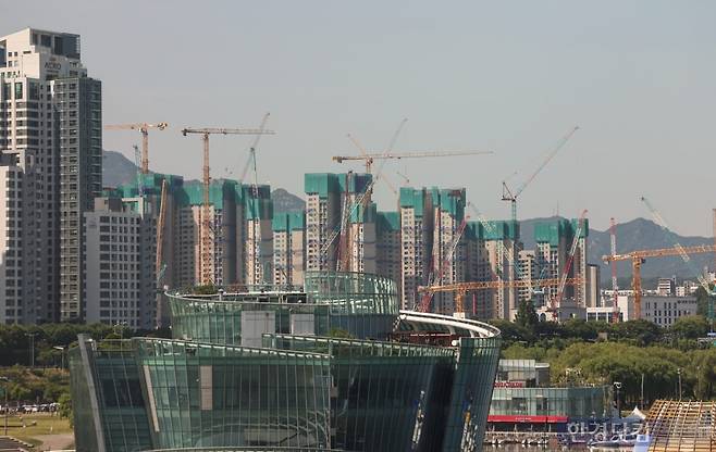 서울 시내 아파트 공사 현장. 사진=한경DB