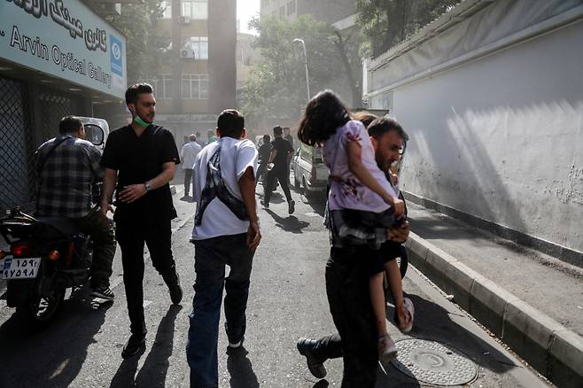 이란 테헤란로 시민들이 이스라엘의 공습에 대피하고 있다./연합뉴스