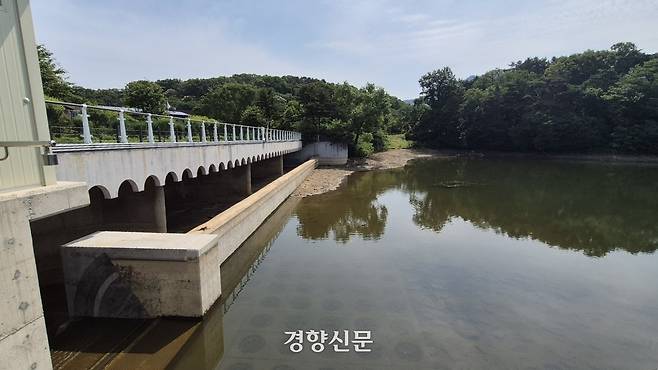 경기도 과천시 서울대공원 호수(청계저수지)에 설치된 비상수문(왼쪽 아래)을 통해 19일 물이 방류되고 있다. 류인하 기자