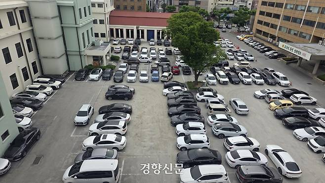 충북도가 5억원의 예산을 들여 잔디광장 조성 공사를 추진하는 주차장 부지 모습. 이삭 기자.