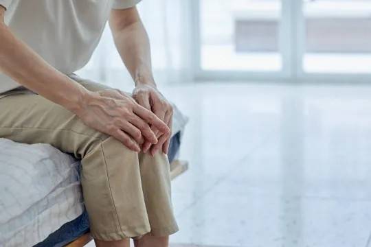 장마철에는 저기압과 습도 높은 날씨 때문에 관절염 환자에게 통증이 심해질 수 있으므로 주의가 필요하다. 게티이미지