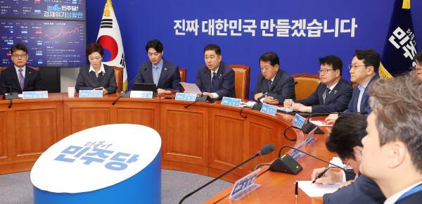 더불어민주당 김병기 당 대표 직무대행 겸 원내대표가 20일 국회에서 열린 최고위원회의에 참석해 발언하고 있다. 연합뉴스