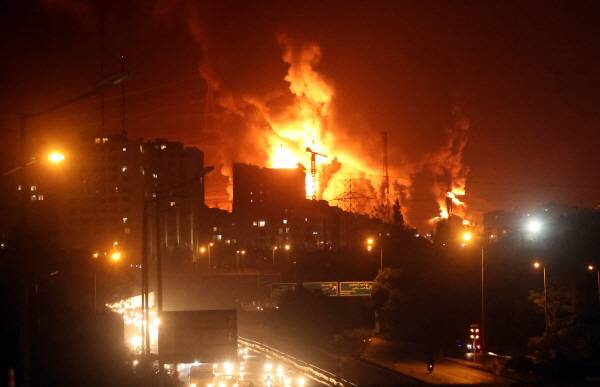 지난13일(현지시간)부터 이스라엘이 이란핵시설과 주요군사시설을 공습한 가운데 15일 이란 테헤란석유창고가 화염에 휩싸여 있다.연합뉴스