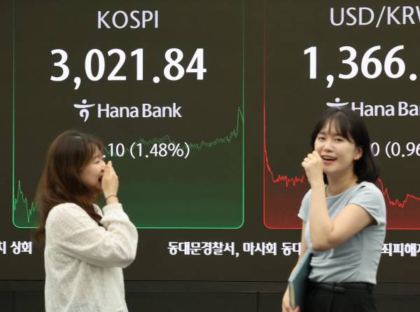 20일 서울 중구 하나은행 딜링룸에서 딜러들이 대화하고 있다.이날 코스피는 전장보다 44.10포인트(1.48%) 오른 3,021.84에 장을 마쳤다. 연합뉴스