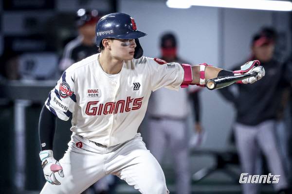 지난 5일 햄스트링 부상을 당한 롯데 윤동희가 회복세에 접어들어 재활 훈련에 돌입한다. 사진은 지난달 LG전에 나서 타격을 준비하는 모습. 롯데 자이언츠 제공