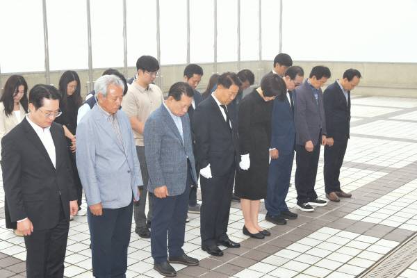 전국해상선원노동조합연맹(선원노련) 관계자들이 20일 부산 영도구 태종대공원 입구에 있는 순직선원위령탑에서 참배하고 있다.