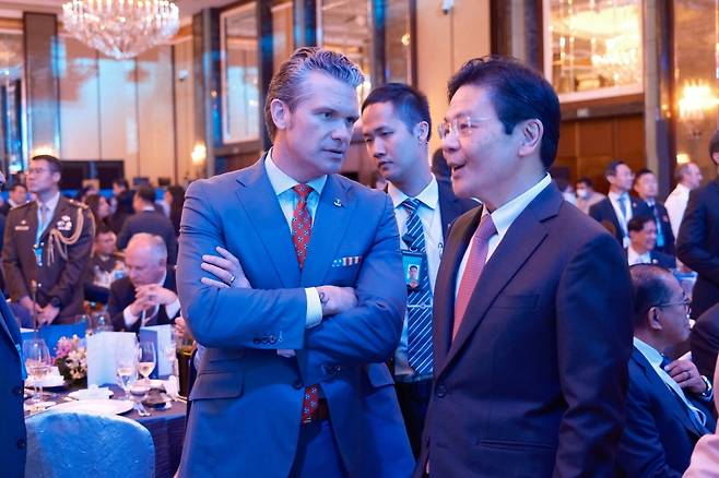 US Defense Secretary Pete Hegseth (left) talks to Singapore's Prime Minister Lawrence Wong during the 22nd Shangri-La Dialogue summit in Singapore, Saturday, May 31, 2025. Yonhap