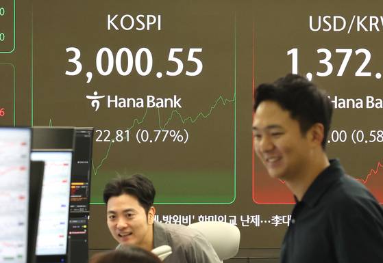 A screen in Hana Bank's trading room in central Seoul shows the Kospi surpassing 3,000 during intraday hours on June 20. [YONHAP]