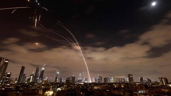 지난 15일 이란이 발사한 로켓을 이스라엘 방공망이 텔아비브 상공에서 요격하고 있다. AP=연합뉴스&nbsp;