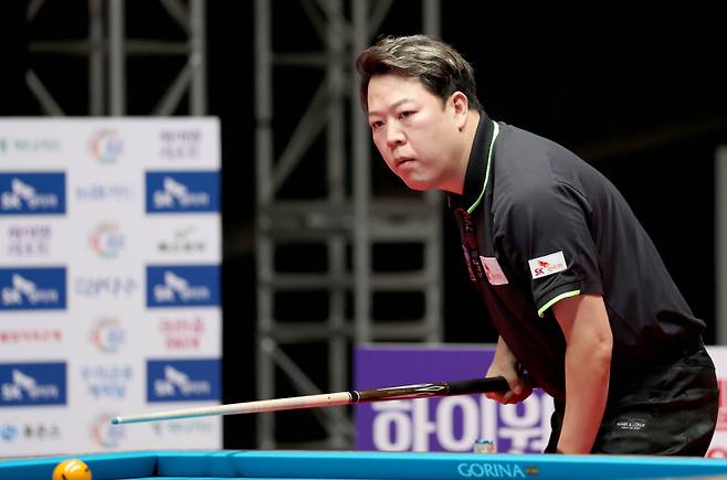 지난 시즌 ‘PBA 대상’ 강동궁(SK렌터카)이 전인혁에 승부치기 끝에 패해 탈락하는 이변이 연출됐다. PBA 제공