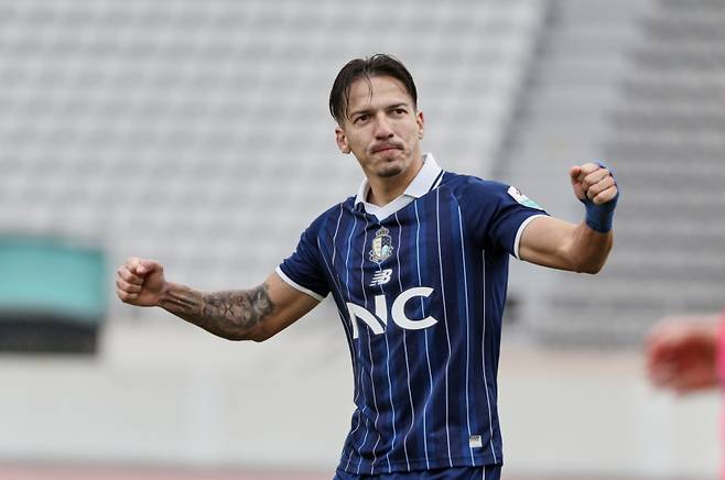 천안과 시즌 첫 맞대결에서 2골을 넣으며 승리를 이끈 에울레르. 서울 이랜드 FC 제공