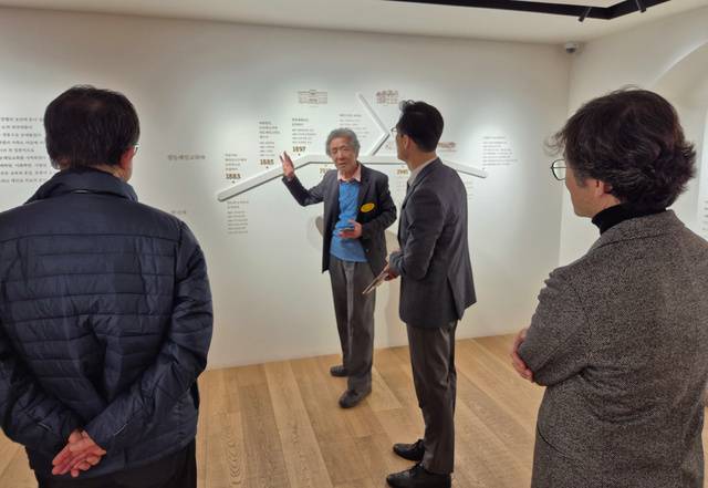 정동제일교회 역사관 안내 봉사자가 최근 관람객들에게 사료에 대해 설명하고 있다. 국민일보DB