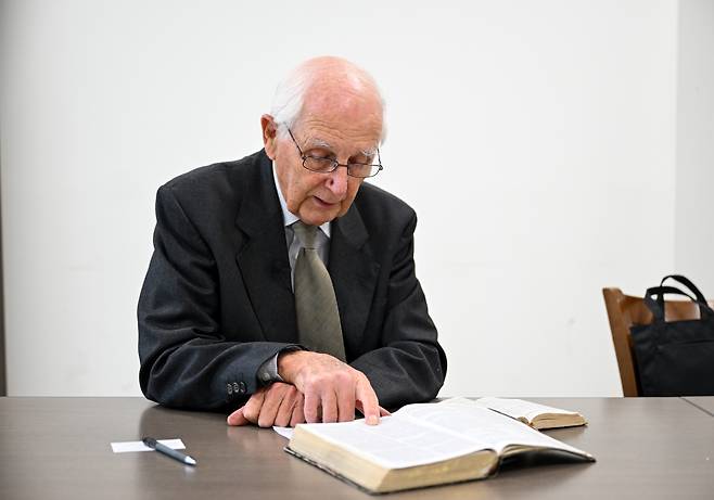 패티슨 박사가 최근 서울 종로구 새문안교회에서 가진 국민일보와의 인터뷰 도중 성경을 펼쳐 자신이 인용한 성경 구절을 짚어 보이고 있다. 신석현 포토그래퍼