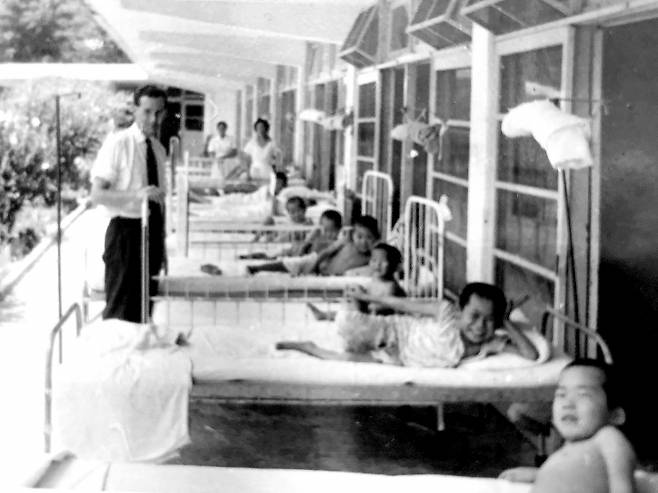 1970년대 초 국립마산결핵요양소에서 진료하던 환아들과 함께한 패티슨 박사. 좋은씨앗 제공