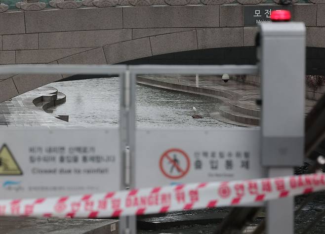 서울 전역에 호우주의보가 내려진 20일 서울 청계천 산책로 출입이 통제되고 있다. 연합뉴스