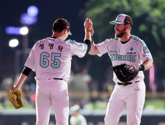 성영탁, 위즈덤과 하이파이브. 사진[연합뉴스]