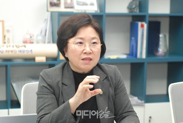 ▲ 김현 국회 과학기술정보방송통신위원회 소속 더불어민주당 간사가 지난 4월21일 서울 영등포구 여의도동 국회 의원회관에서 미디어오늘과 인터뷰하는 모습. 사진=금준경 기자