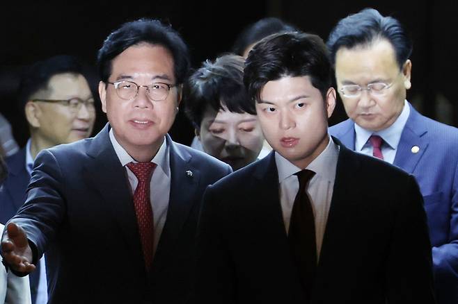 김용태 비상대책위원장과 송언석 원내대표가 20일 서울 여의도 국회에서 열린 국민의힘 ‘비리백화점 이재명 정부 인사청문회 대책 긴급 의원총회’에 참석하고 있다. [사진 출처 = 연합뉴스]