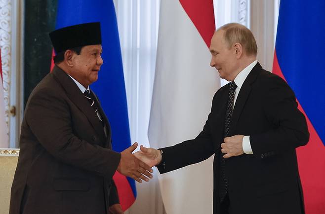 블라디미르 푸틴 러시아 대통령(오른쪽)과 프라보워 수비안토 러시아 대통령. [AFP = 연합뉴스]