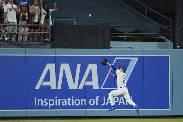 김혜성이 7회초 수비에서 잰더 보가츠의 타구를 쫓고 있다. 사진= AP= 연합뉴스 제공