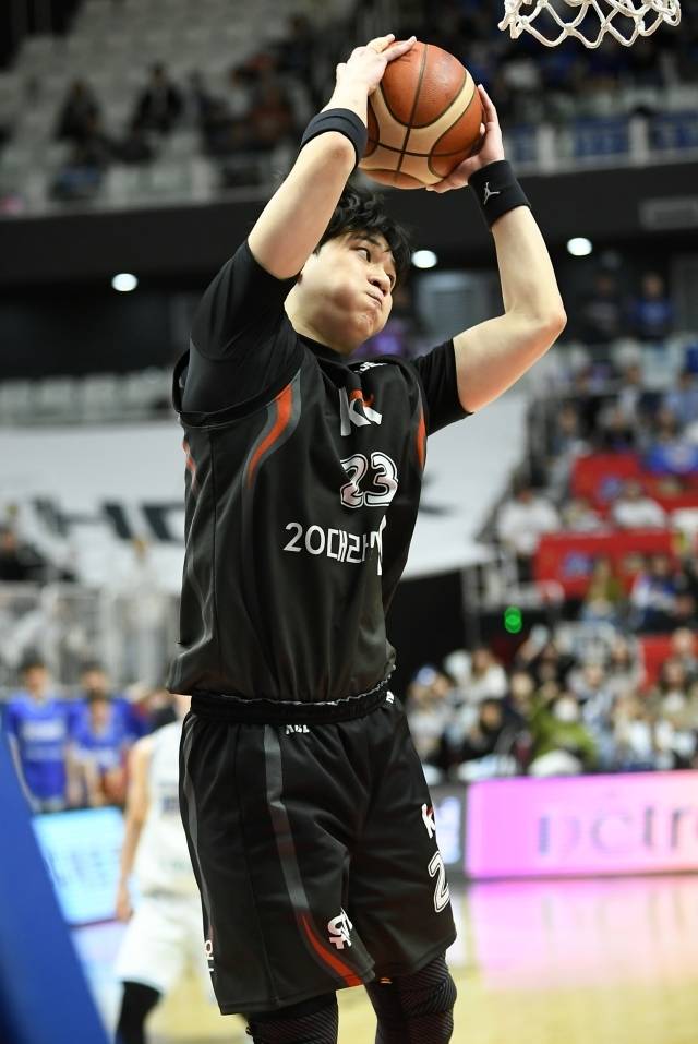 농구 관계자들은 박준영의 보수 서열 30위 내 진입을 거의 의심하지 않았다. 그의 성장세도 남달랐으나 KBL의 최근 흐름이 그랬기 때문이다. KBL 구단들은 FA를 앞둔 주요 선수들을 최대한 보수 서열 30위 안으로 묶으려 한다. 그래야만 잔류 가능성이 크고 또 이적한다고 해도 거액의 보상금 또는 선수를 얻을 수 있기 때문이다. KBL에서 없어져야 할 ‘악법’처럼 느껴지고 있는 보상 제도이지만 현실이 그렇다면 굳이 마다할 이유는 없다. 사진=KBL 제공